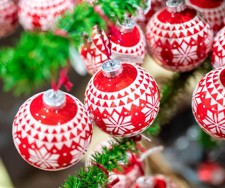 Red-Christmas-Tree-decoration